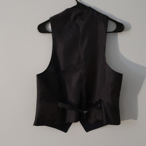 A suit vest - Picture 2 of 5